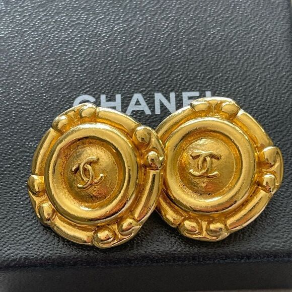 Vintage CHANEL Gold CC Clip-On Earrings - Picture 1 of 5